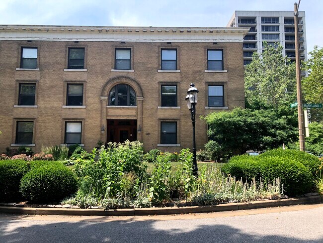 Entrada principal del edificio - 4496 Maryland Ave