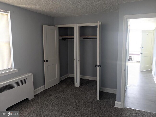 Foto del edificio - 1327 E Weaver St