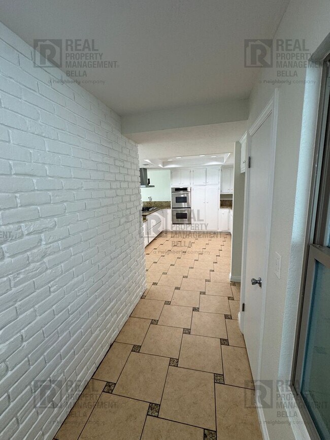 Foto del edificio - Spacious Single-Story 7-Bedroom Home with Open Layout & Abundant Natural Light