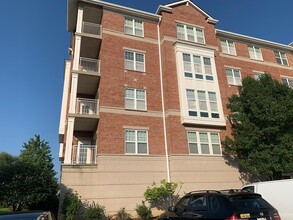 Building Photo - 101 Pointe Dr
