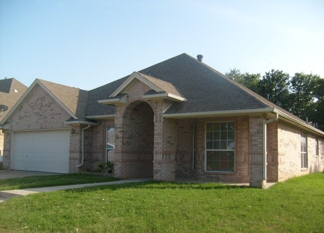 Building Photo - 302 Howard Way Dr