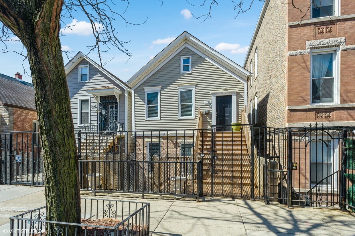 Primary Photo - 1240 N Greenview Ave