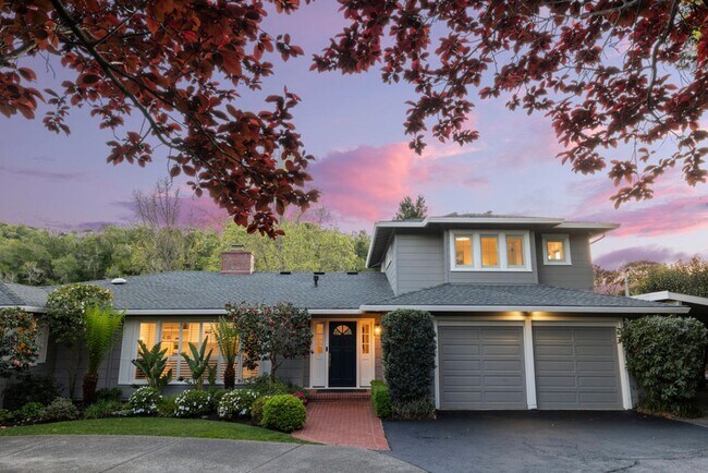 Foto del edificio - ?Impressive Estate Living in Sleepy Hollow!  1 Acre!  Pool!  Solar!  AC!  FOUNDATION