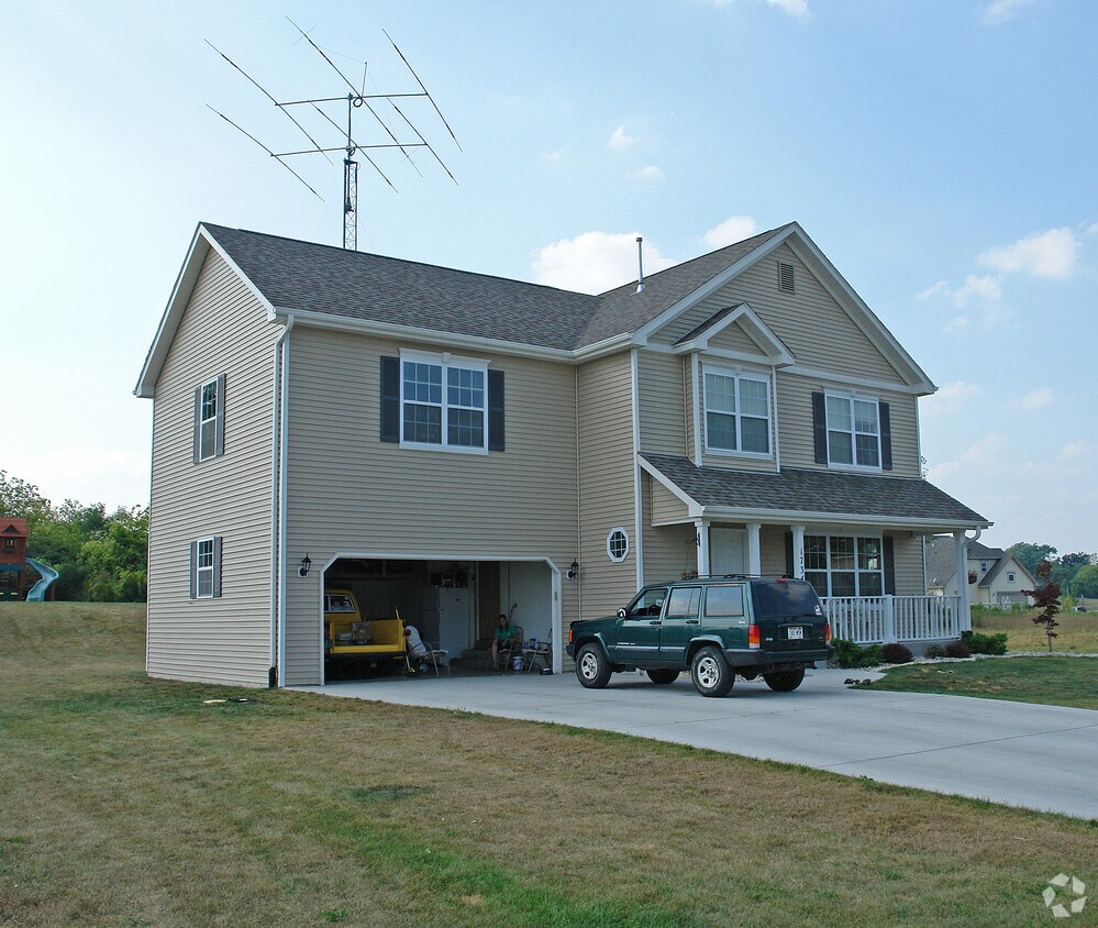 1734 Shumann Dr, Union Grove, WI 53182 Apartments in Union Grove, WI