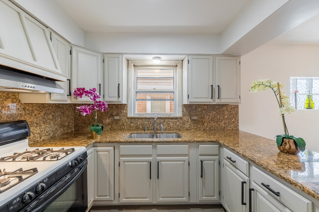 Building Photo - 5222 S Normandy Ave