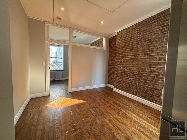 Building Photo - Mott Street