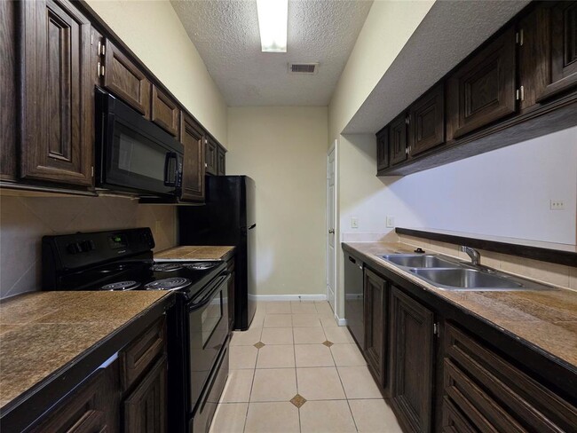 Building Photo - 17417 Red Oak Dr
