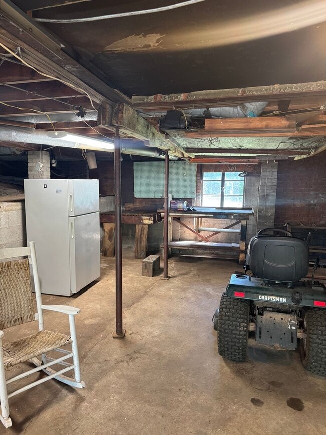 Building Photo - Fantastic Location & Price with a basement !