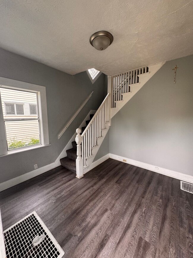 Building Photo - Large 4 bedroom Home