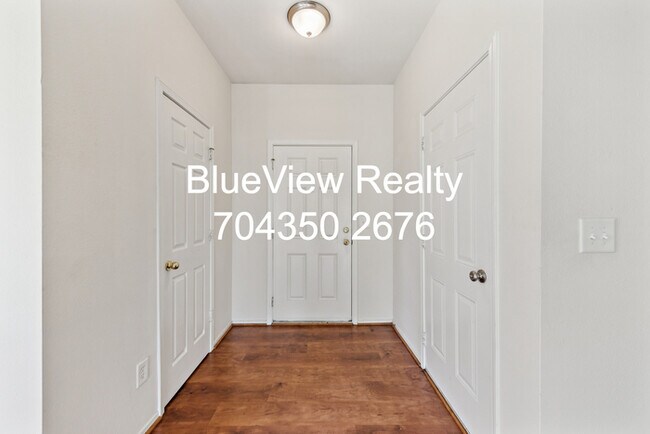 Foto del edificio - Beutiful 3 bed 2.5 bath with open area