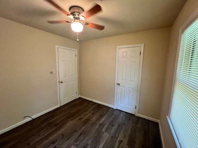 Foto del edificio - 3Br/1Ba Off Steam Mill Road- Move In Speci...