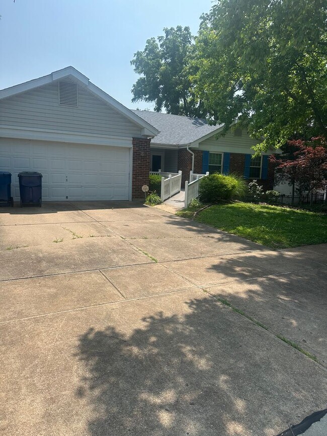 Building Photo - Spacious Home in Ladue Schools