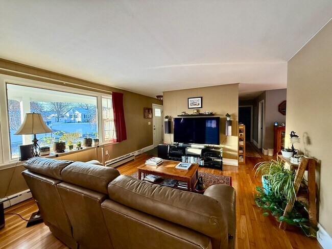 Foto del edificio - 12 Holiday Dr