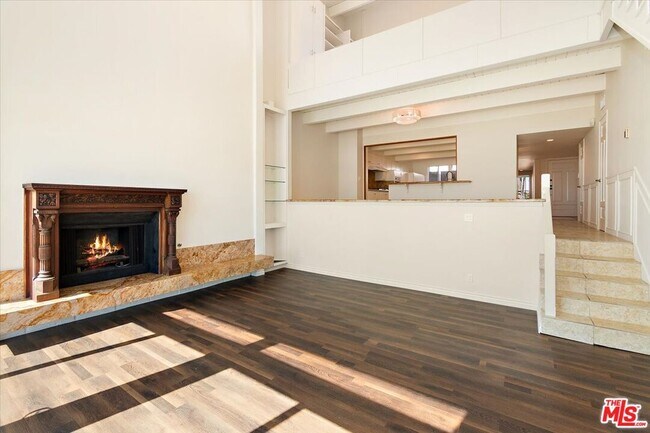 Building Photo - 4009 1/2 Ocean Front Walk