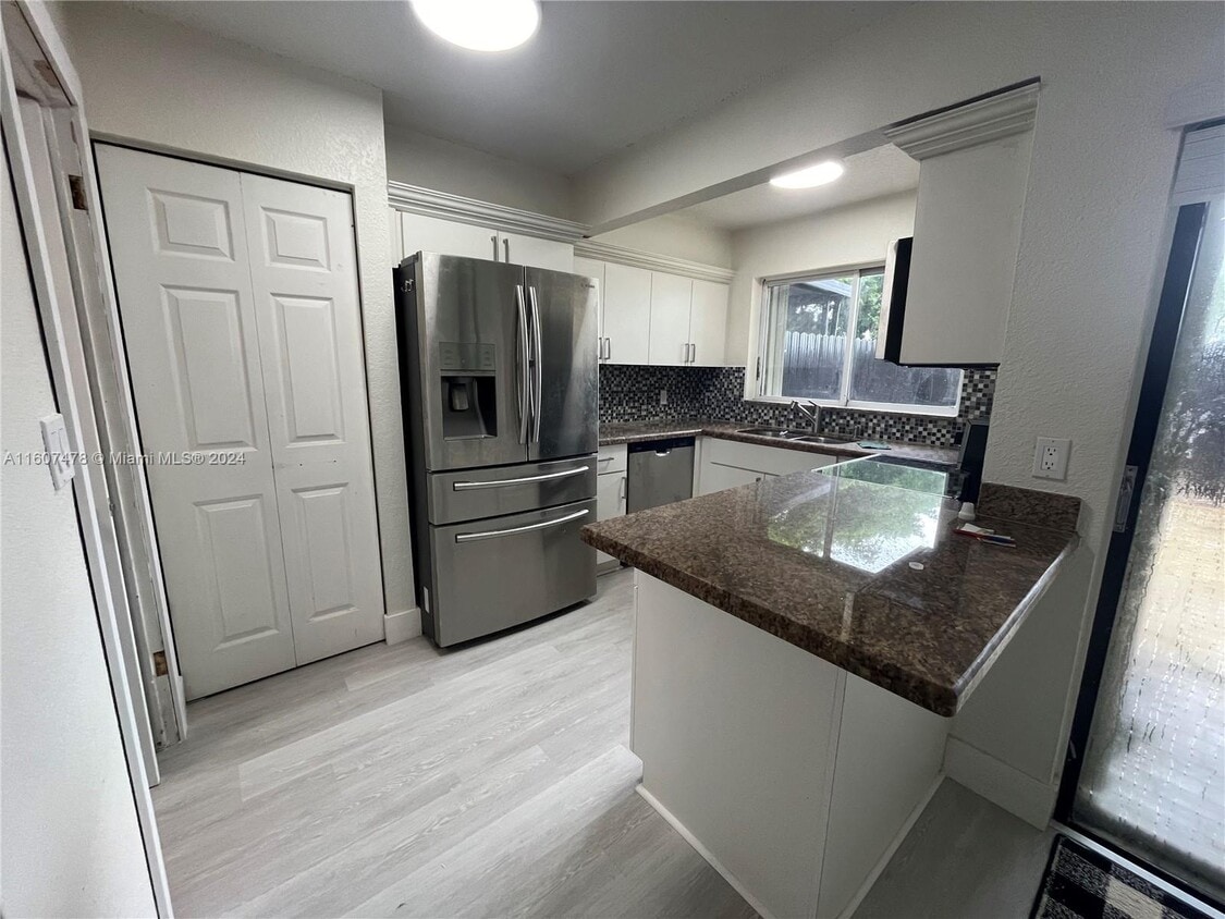 Primary Photo - 6500 Kendale Lakes Dr