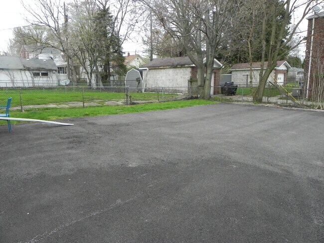 Building Photo - Two bedroom lower duplex in West Toledo 42...