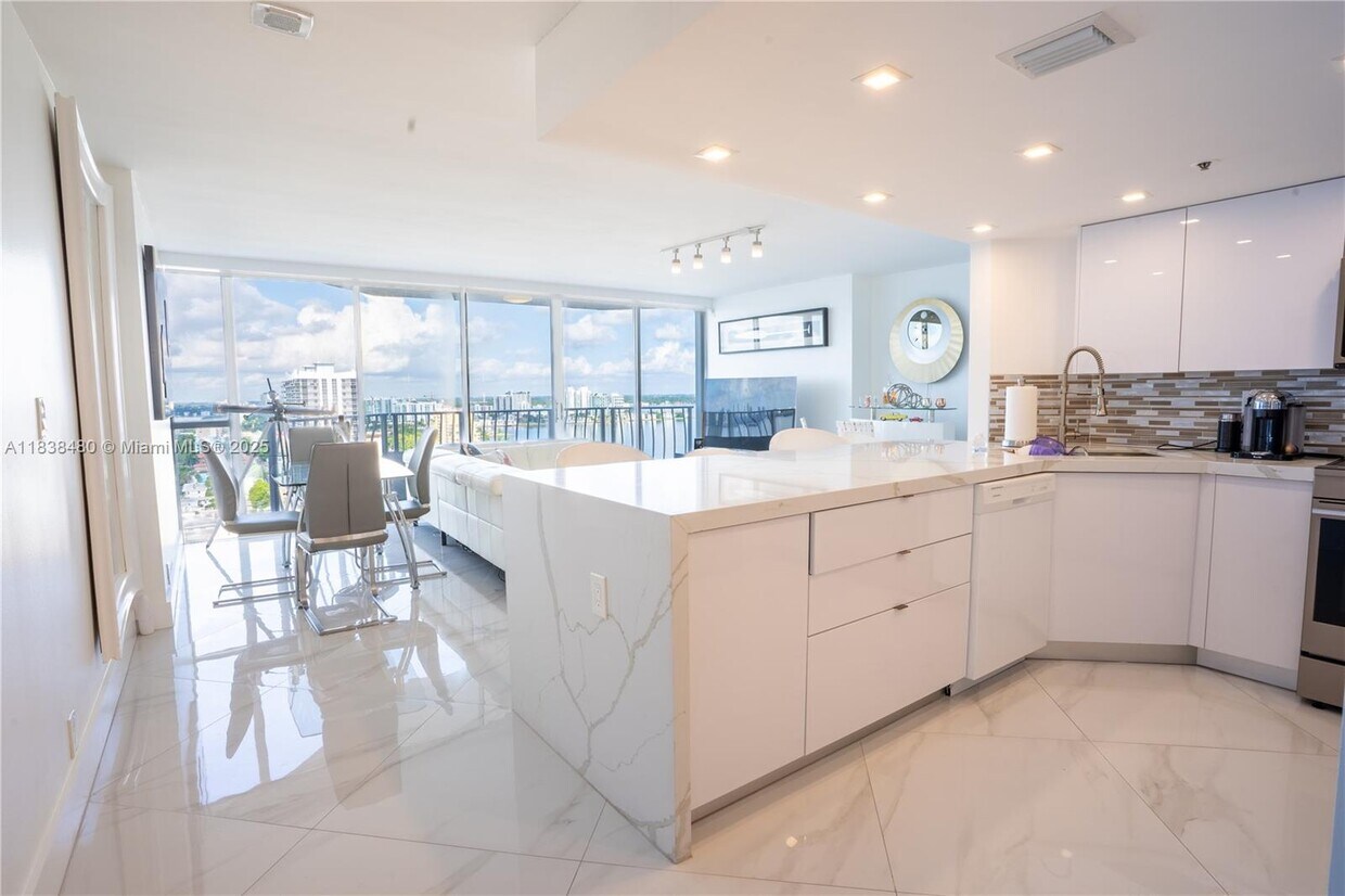 Foto principal - 7601 E Treasure Dr