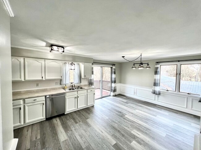 Large Eat-In Kitchen - 2416 E Grandview Ave