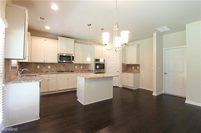 Building Photo - 5 br, 3 bath House - 2805 Ridge Manor Drive