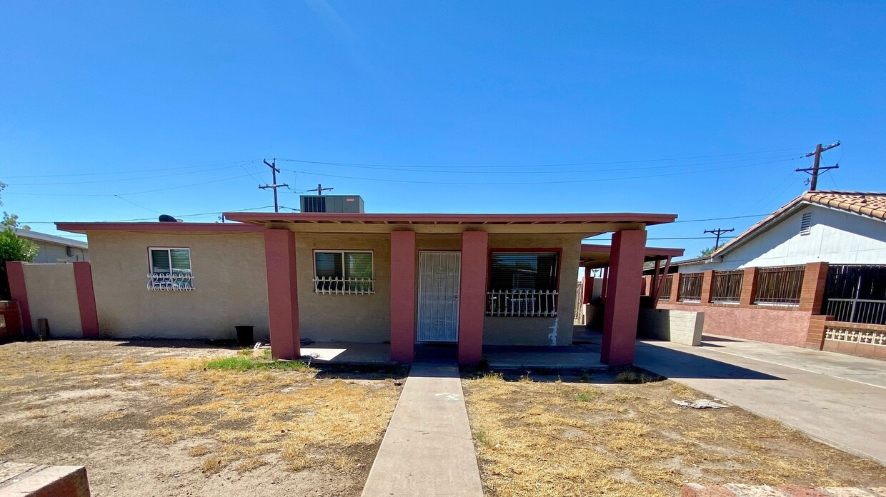 Foto principal - 3-Bedroom, 1.5 bath in Phoenix That’s read...