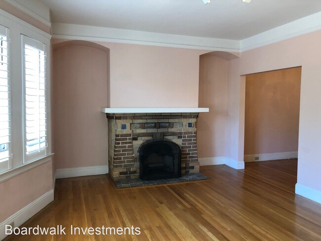 Building Photo - 270-272 Roosevelt Way