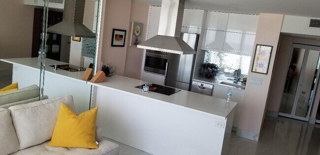 Building Photo - 209 N Fort Lauderdale Beach Blvd