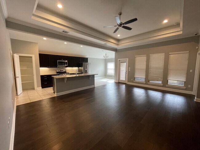 Building Photo - Stunning 3 Bedroom Legacy Home