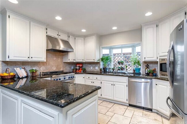 Building Photo - GORGEOUS 4 BEDROOM, 3 BATH HOUSE FOR RENT IN BELMONT SHORE