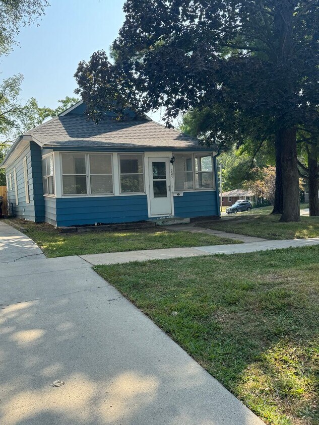 Foto principal - Nice affordable single family home with ga...