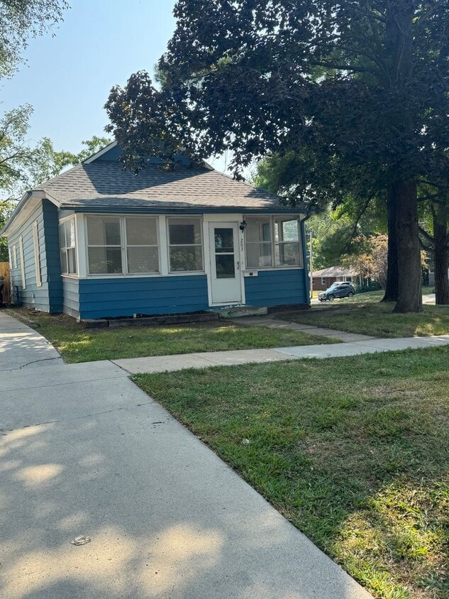 Primary Photo - Nice affordable single family home with ga...