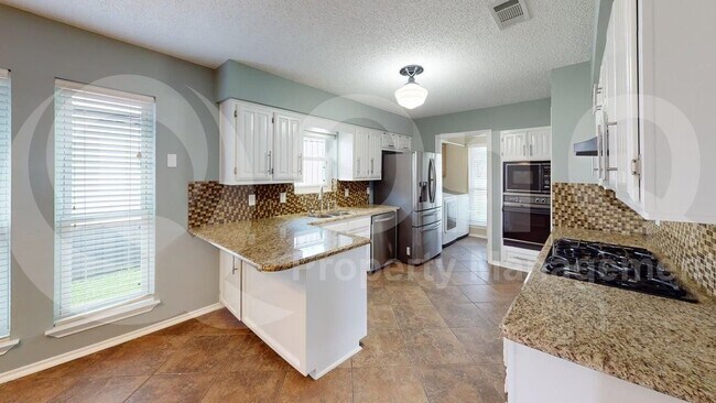 Building Photo - 2210 Ridgewood