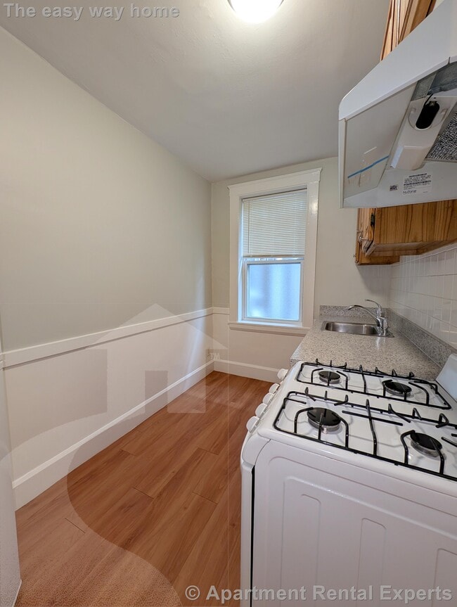 Foto del edificio - 156-158 Summer St Unit #109
