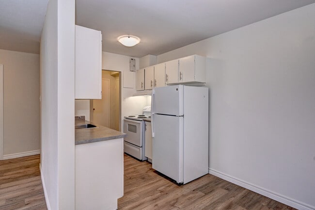 Building Photo - Lakeview Towers Apartments