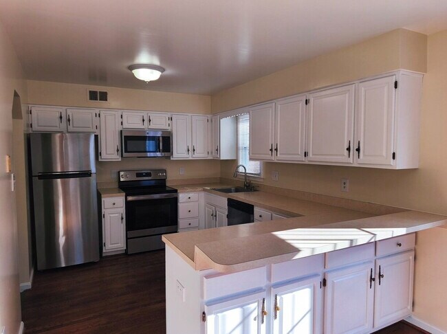 Foto del edificio - Charming Fair Woods Townhome Awaits