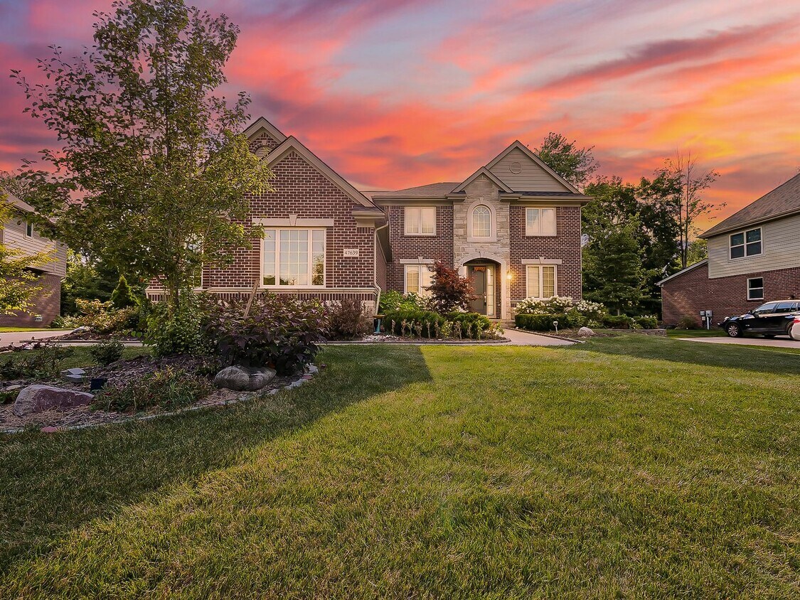 Foto principal - AVAILABLE NOW! Stunning 5-Bedroom Home in ...