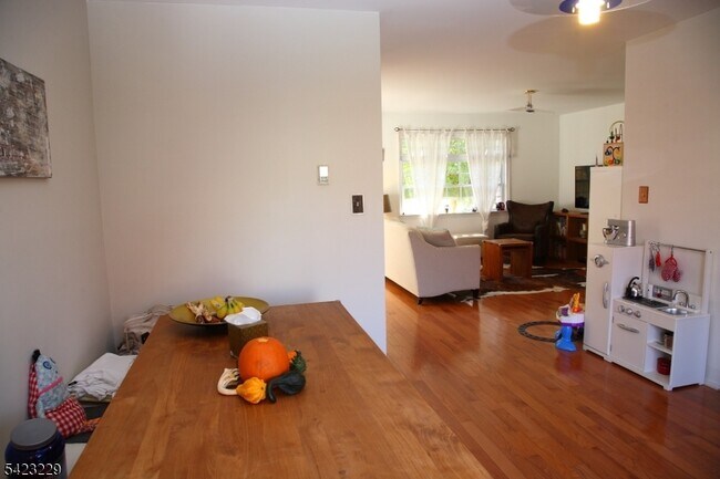 Building Photo - 17 Castle Dr