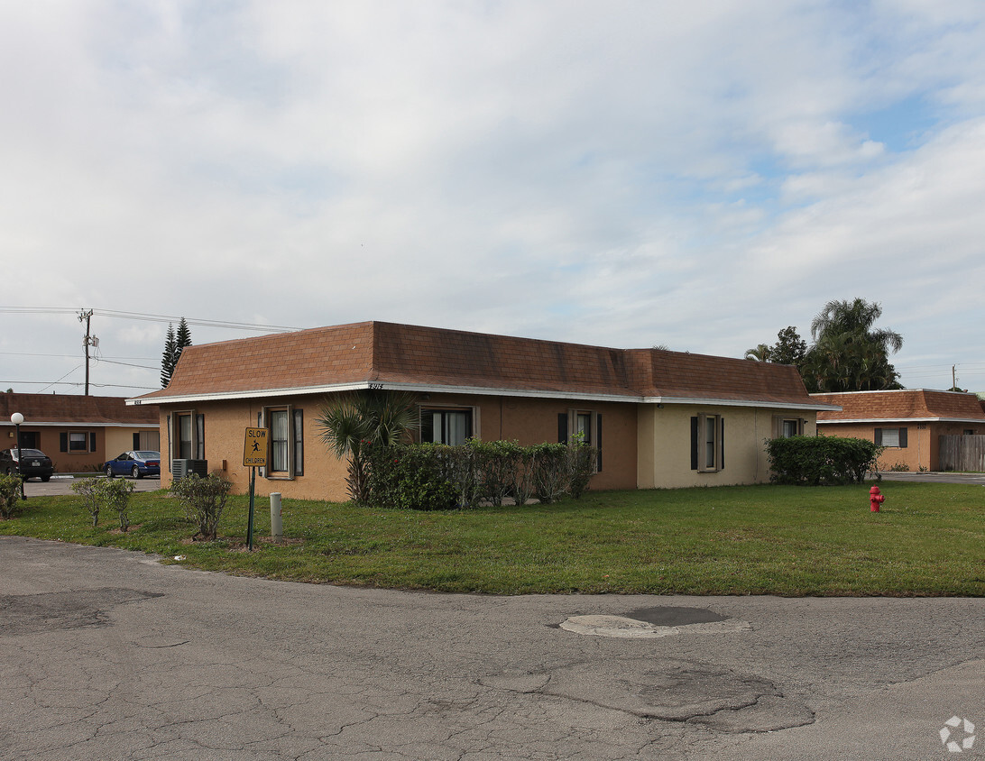 Primary Photo - Wedgewood Way Apartments