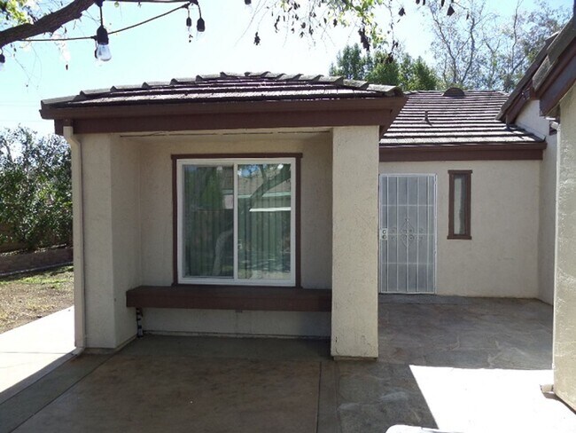 Foto del edificio - 3 Bedroom-2 Bathroom Single Story Home in ...