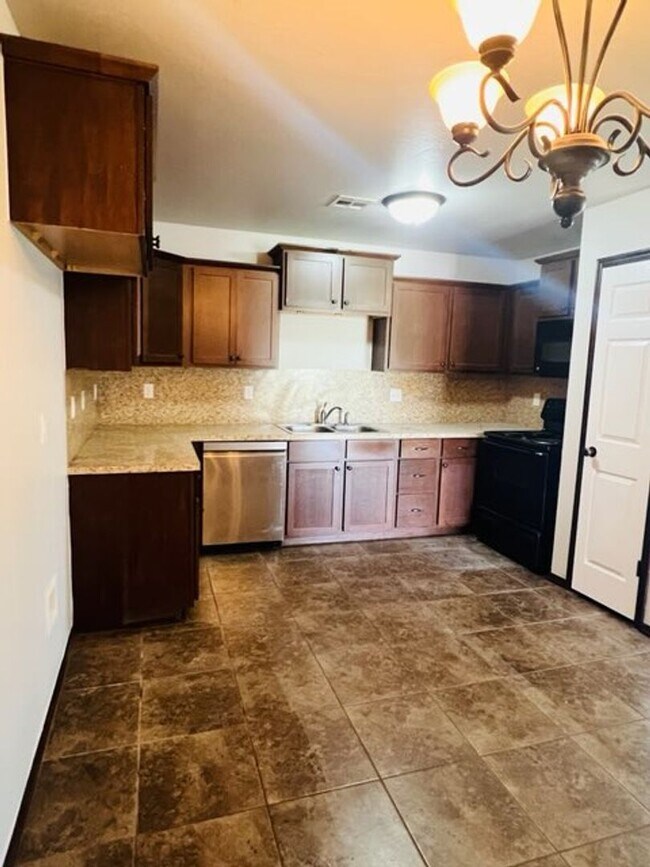 Foto del edificio - 3BR 2BA duplex with 2 car garage!!
