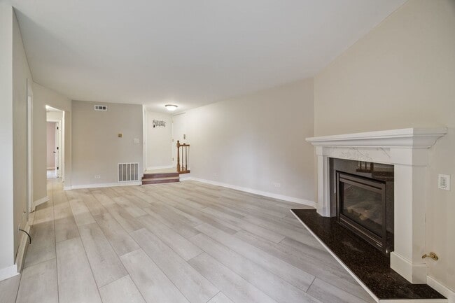 Building Photo - 890 Sheldon Ct