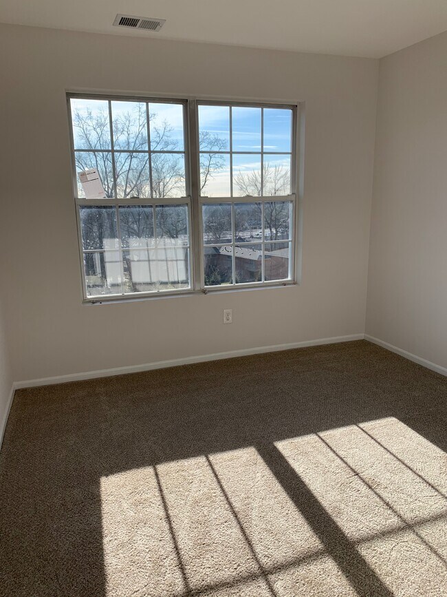 Building Photo - 708 Tallwood Ln