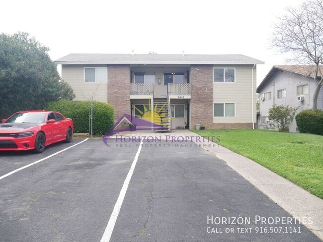 Building Photo - Remodeled 2 Bed 1 Bath 894sqft Second Floo...