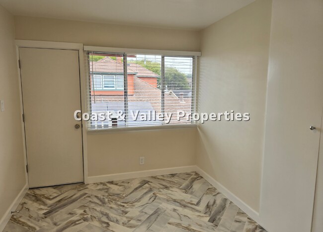 Building Photo - 601 Forest Ave