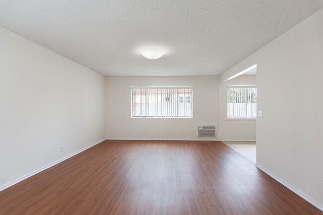 Building Photo - 555 Palm Dr