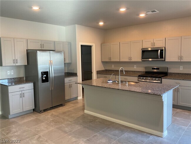 Foto del edificio - 547 Carmel Point Ct