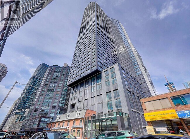 Photo du bâtiment - 8 Wellesley St W