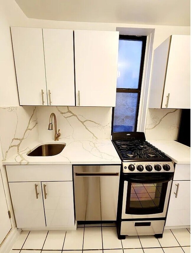 Building Photo - Newly Renovated 1Bed 1Bath