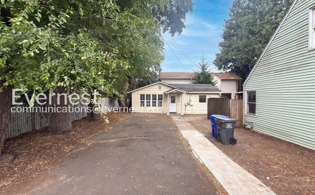 2-Bed/2-Bath Charming Home with Fenced Yard/Available Now! - 2-Bed/2-Bath Charming Home with Fenced Yard/Available Now!