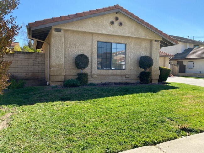 Foto del edificio - Single story 3 bed, 2 bath Moorpark home with yard