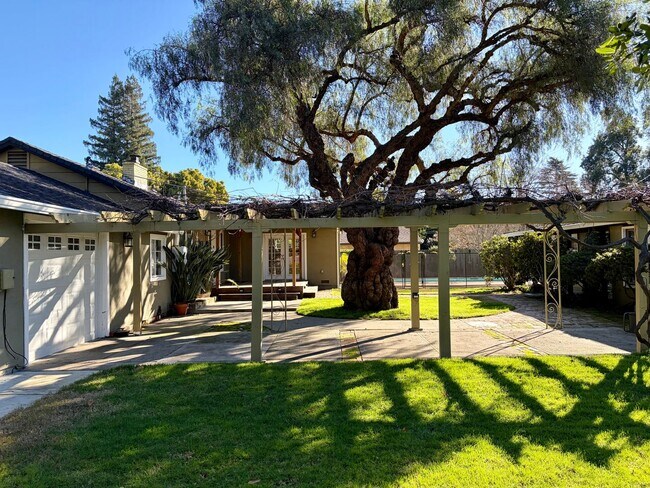 Foto del edificio - 2 Bedroom home, plus ADU, in Little Pocket